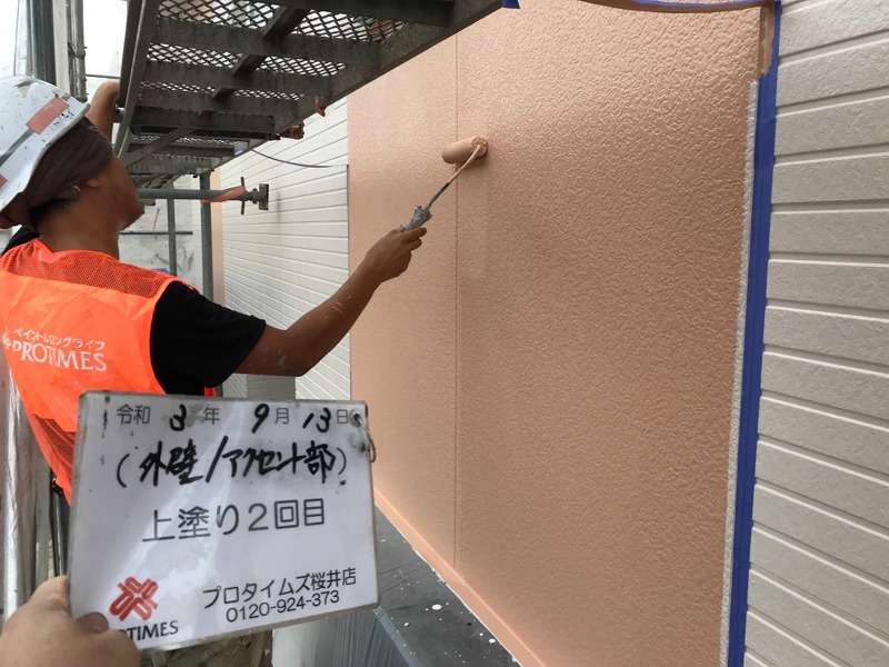 奈良＼桜井市粟殿K様邸屋根・外壁塗装施工の様子／　～外壁上塗り塗装2回塗り～