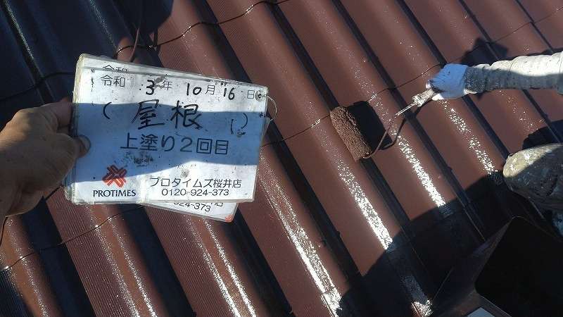奈良＼桜井市朝倉台で屋根塗装工事しております／　～上塗り2回目　施工中～｜みなみ美装株式会社
